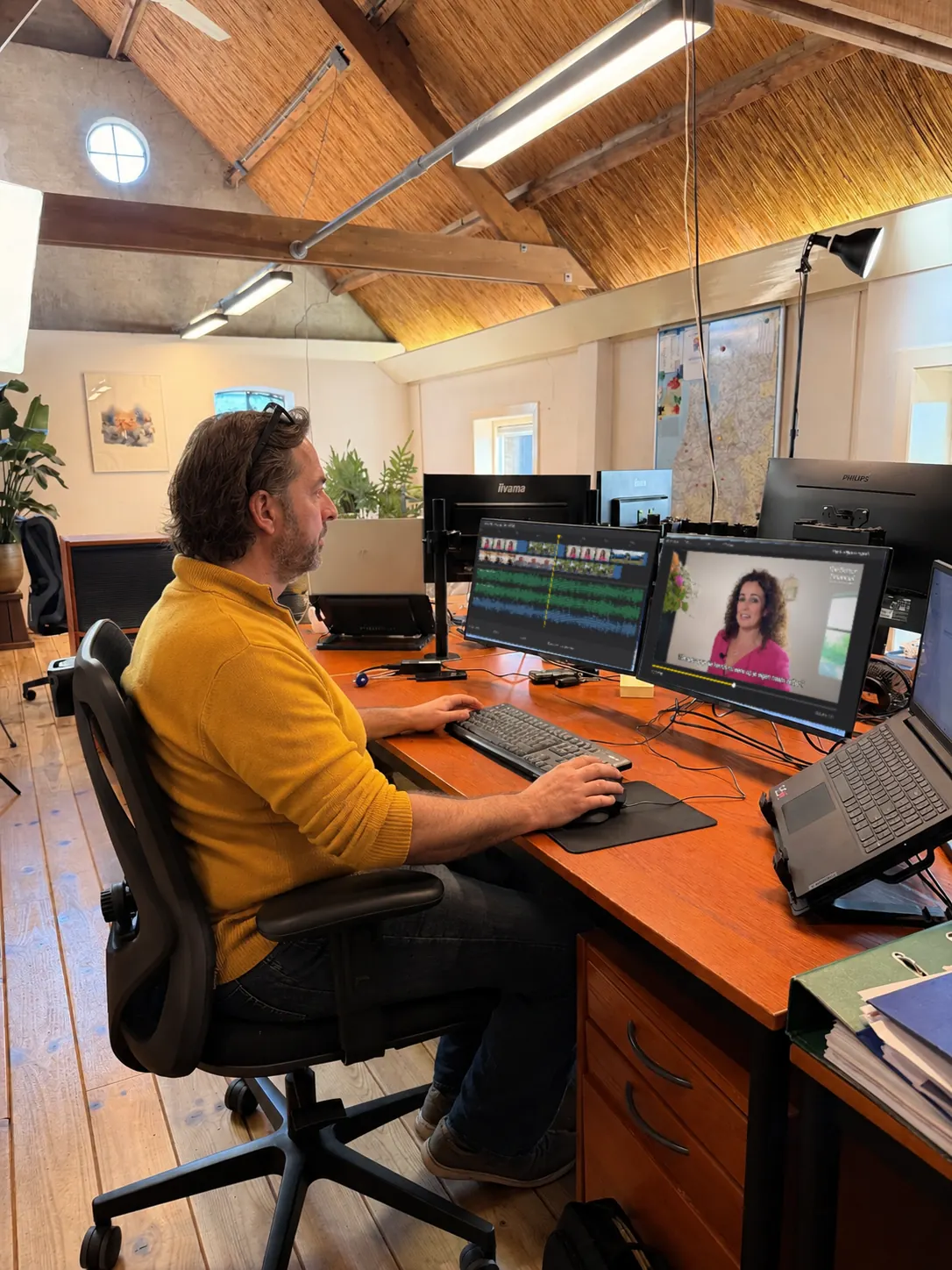 Manoah Klaasse achter zijn computer, bezig met de montage